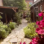 Door de poort